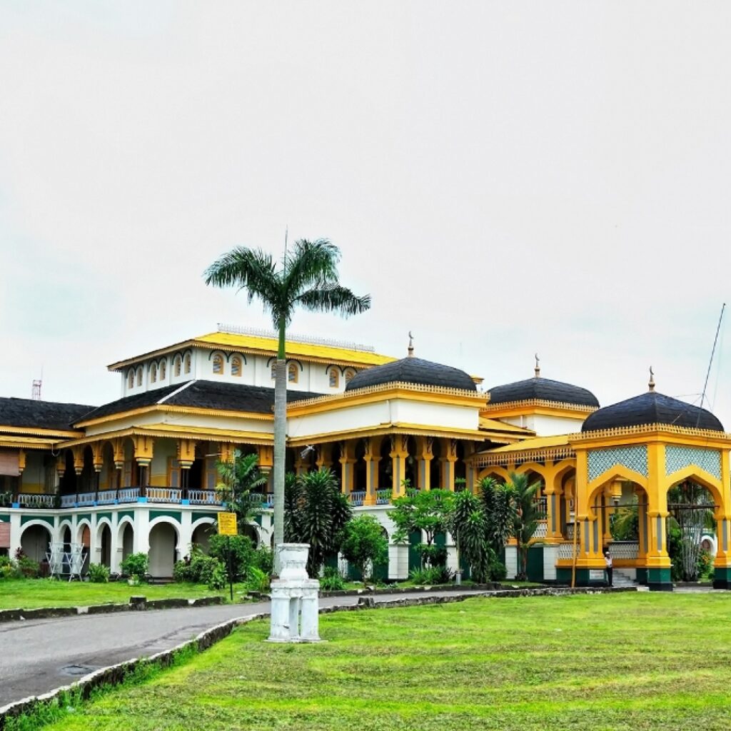 Menjelajahi Istana Maimun